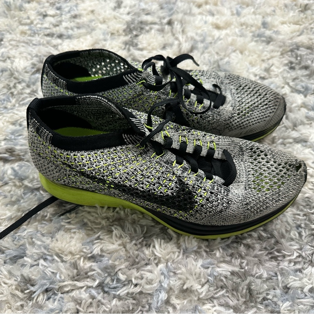 Worn in good condition Nike flyknits sz 4.5